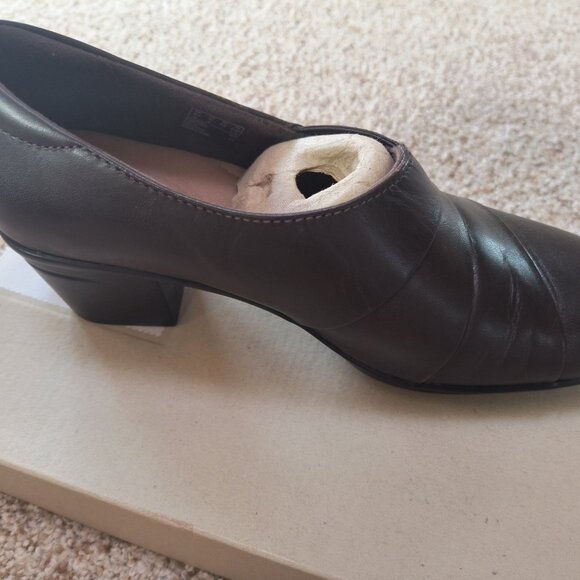 Clarks Brown Loafer shoe-8 New in box - Picture 5 of 7